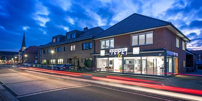 Das Firmengebäude von Karl Tepe GmbH in der Dämmerung