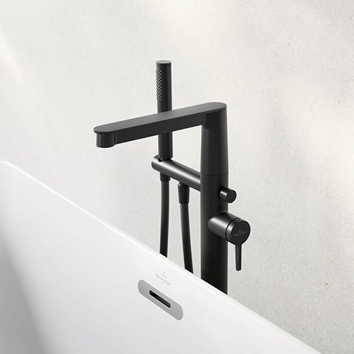 Eine schwarze Badewannen Armatur